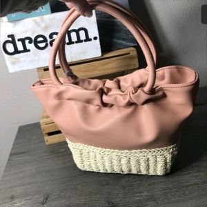 A NEW DAY NATURAL STRAW PEACH/NUDE FAUX LEATHER HANDLE SNAP BUCKET HANDBAG